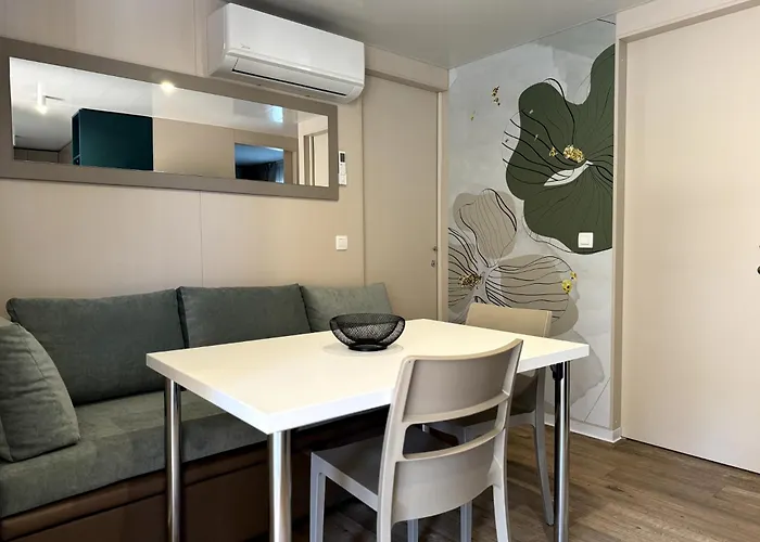 Mobile Cabana, Soline, *